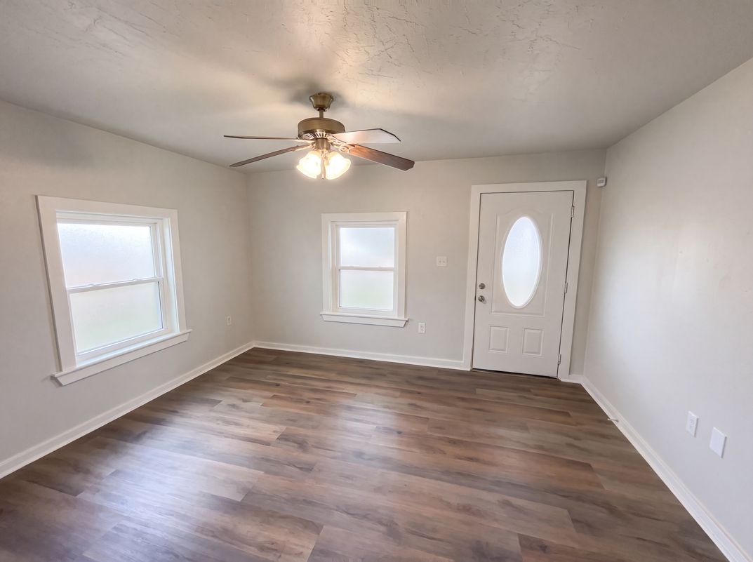 Photo 3 of 17 of 725 Kelly St, Poteet, TX