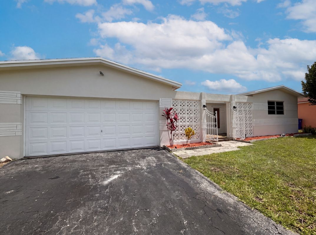 Photo 21 of 25 of 7141 Harbour Blvd, Miramar, FL