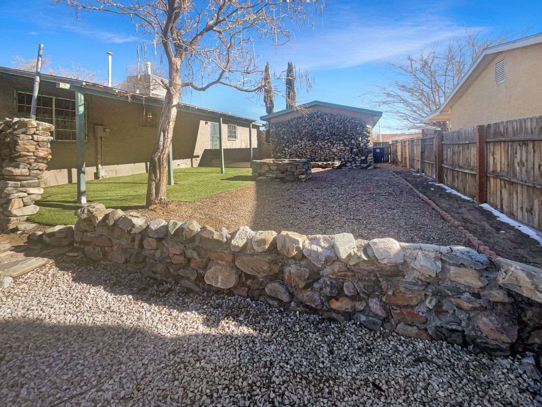 Photo 5 of 17 of 1333 Lucretia St SW, Albuquerque, NM