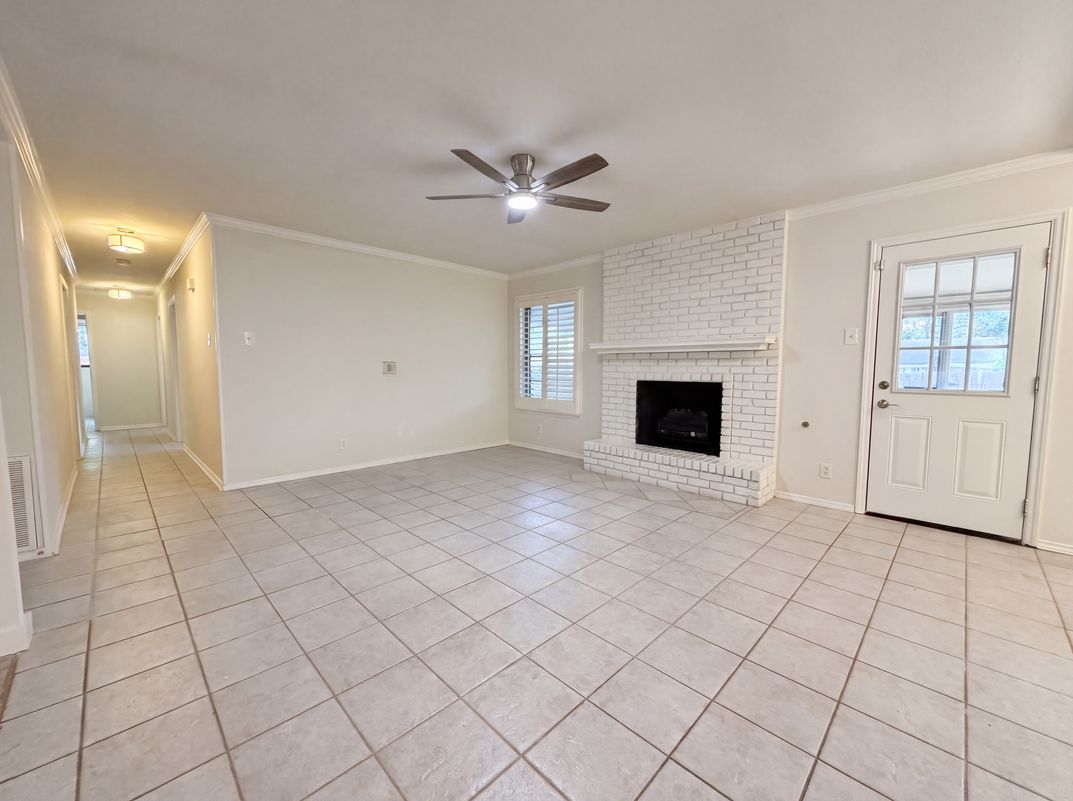 Photo 9 of 21 of 326 De Soto Dr, Universal City, TX
