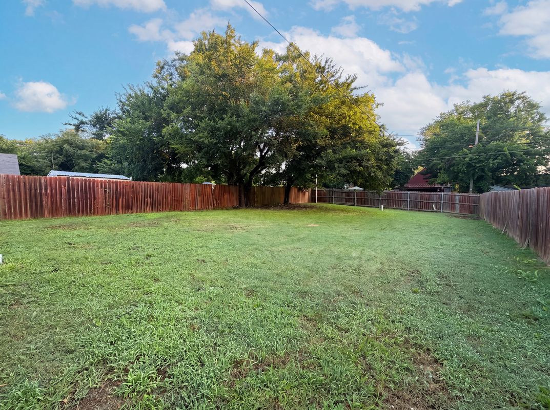 Photo 16 of 20 of 709 W Hull St, Denison, TX