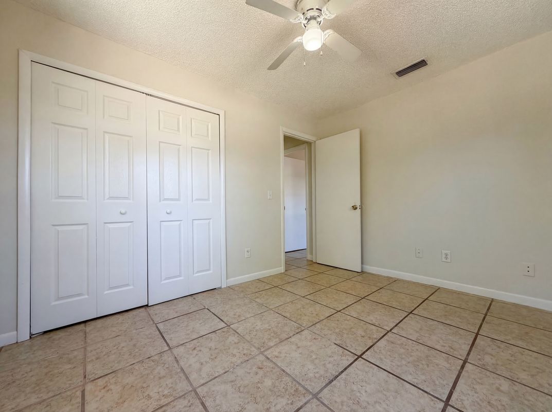 Photo 19 of 24 of 909 Winchester Ct, Brandon, FL
