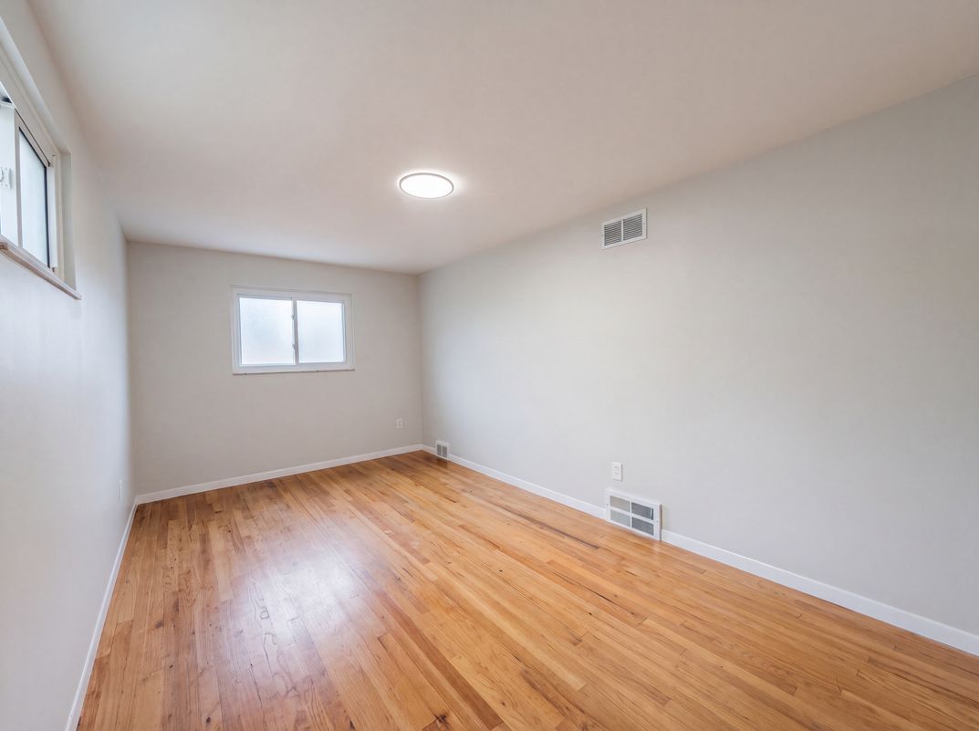 Photo 11 of 23 of 14743 Ronnie Ln, Livonia, MI