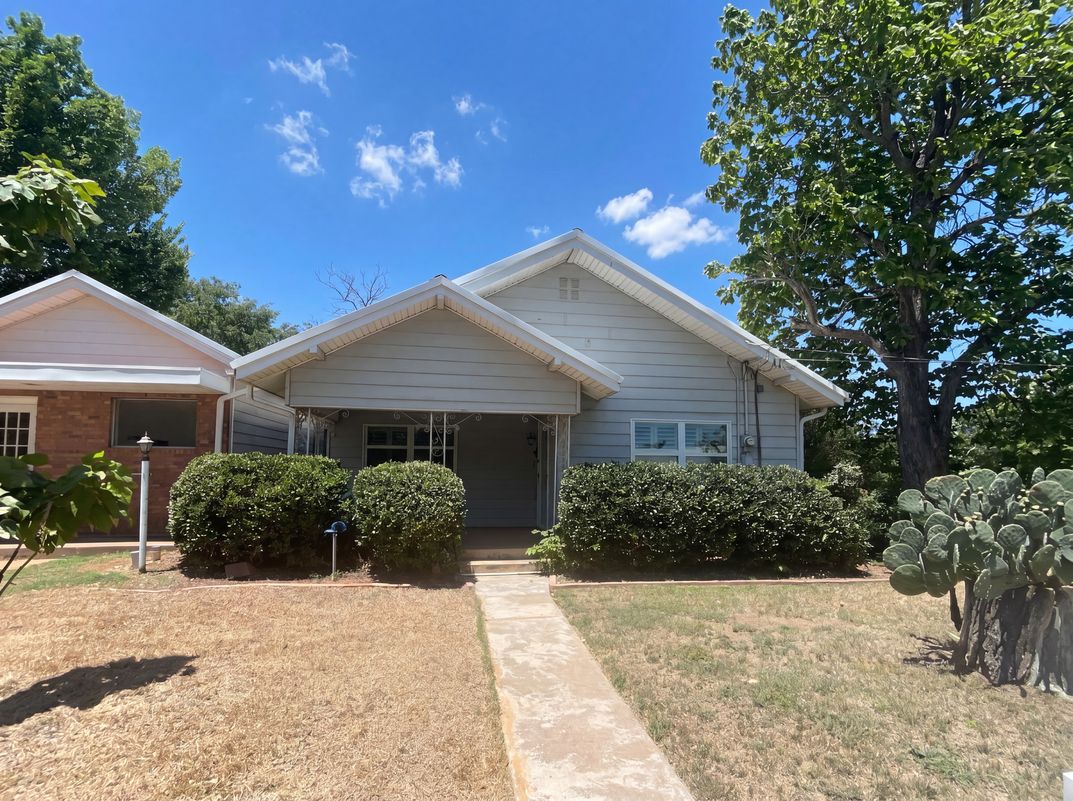 Photo 18 of 20 of 421 N 3rd St, Jacksboro, TX