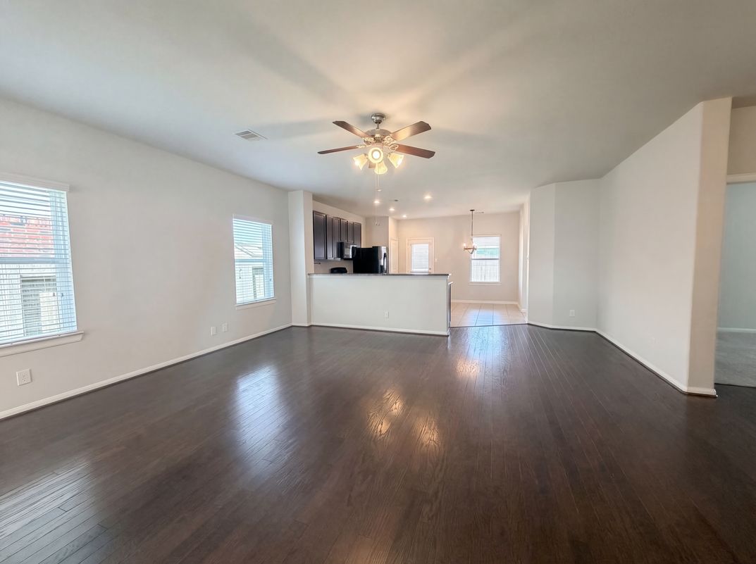Photo 11 of 23 of 1038 Cash St, Alvin, TX