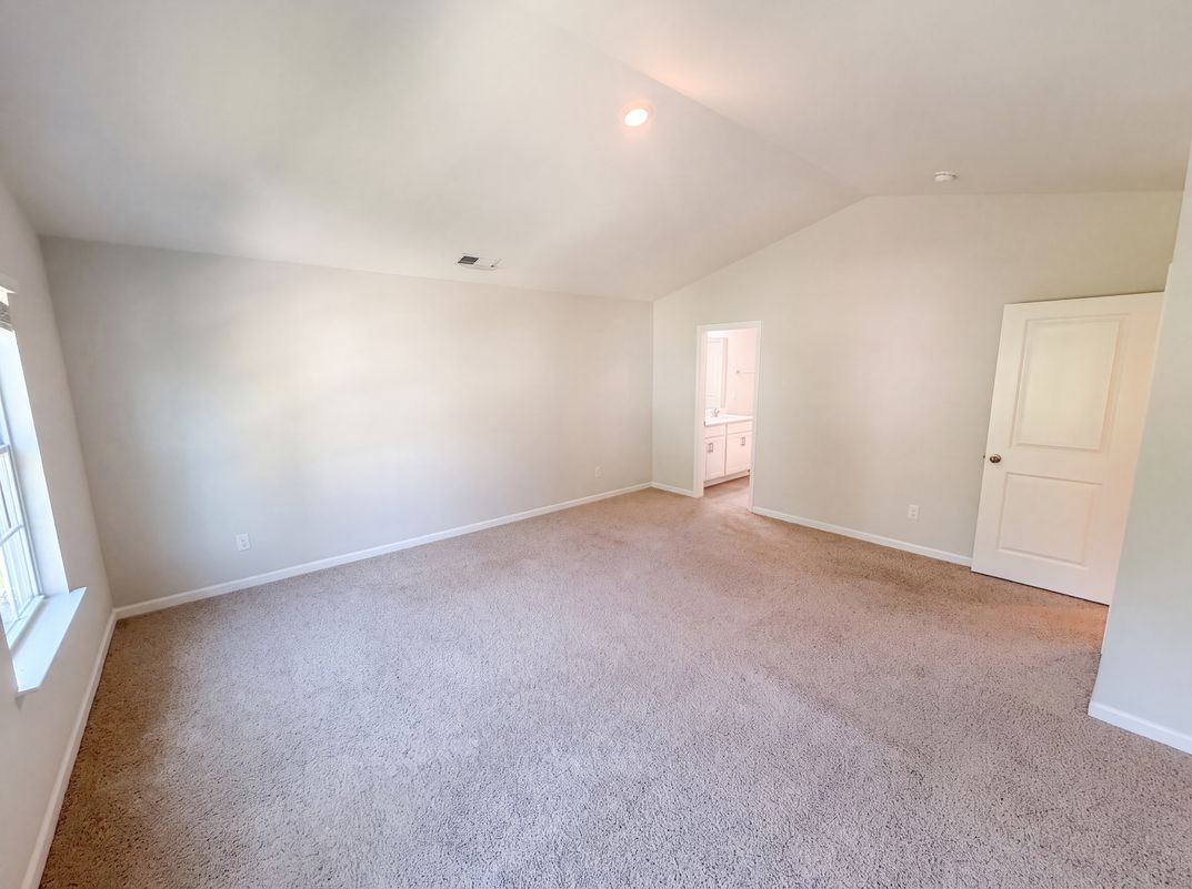Photo 4 of 26 of 2014 Tarzi Ln, Charlotte, NC
