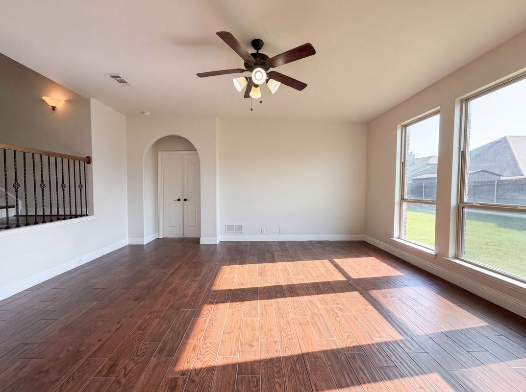 Photo 6 of 22 of 830 Graham Dr, Burleson, TX
