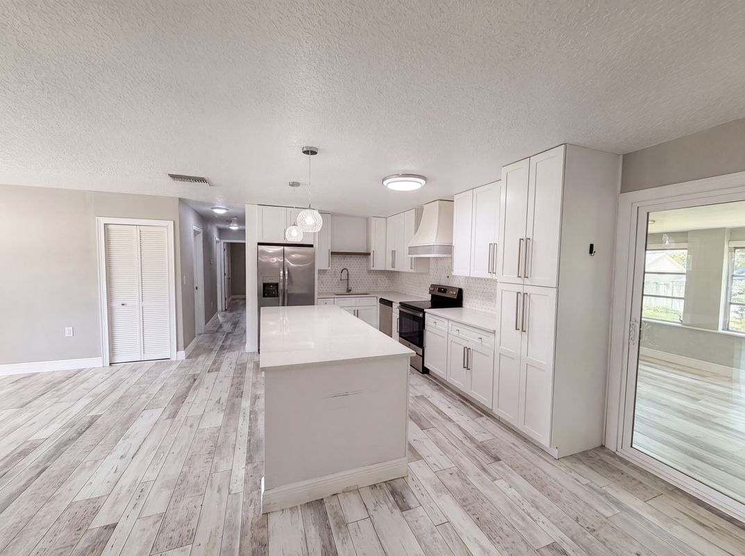 Photo 7 of 24 of 1044 E Lombardy Dr, Deltona, FL