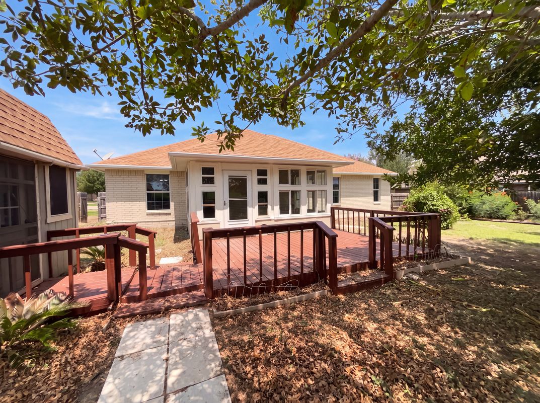 Photo 5 of 22 of 2106 Geneva St, Castroville, TX