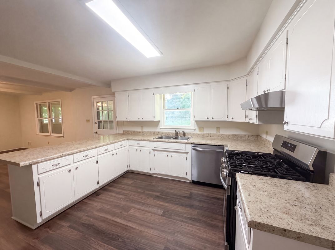 Photo 8 of 32 of 604 Meadowbrook Dr, Spartanburg, SC