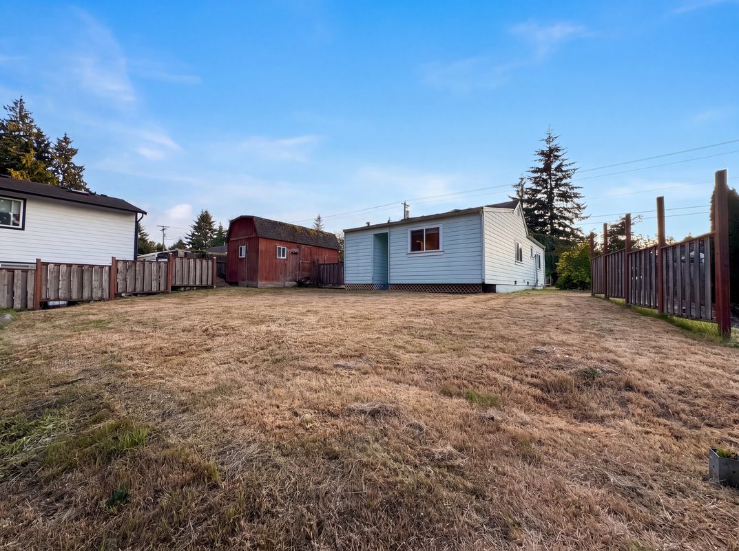 Photo 5 of 17 of 7507 Lower Ridge Rd, Everett, WA