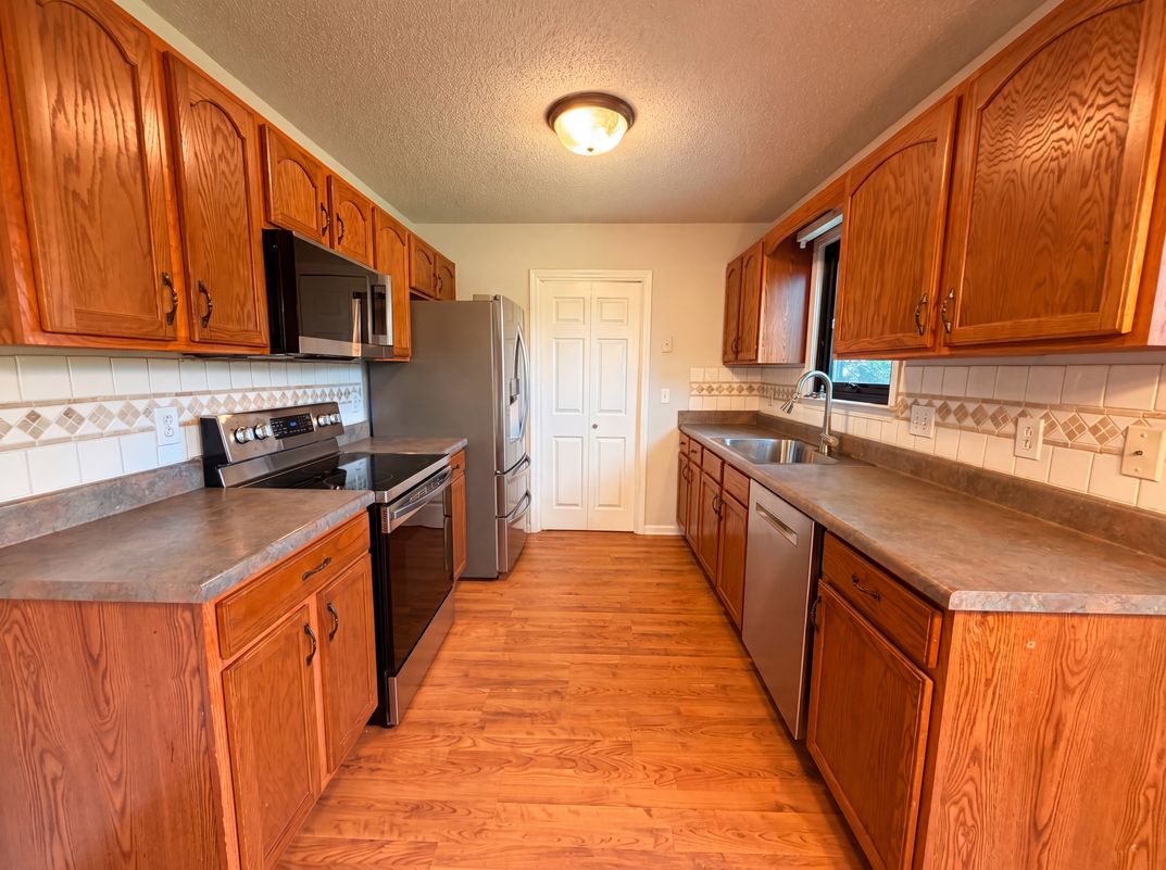 Photo 2 of 26 of 1688 Cedar Springs Cir, Clarksville, TN