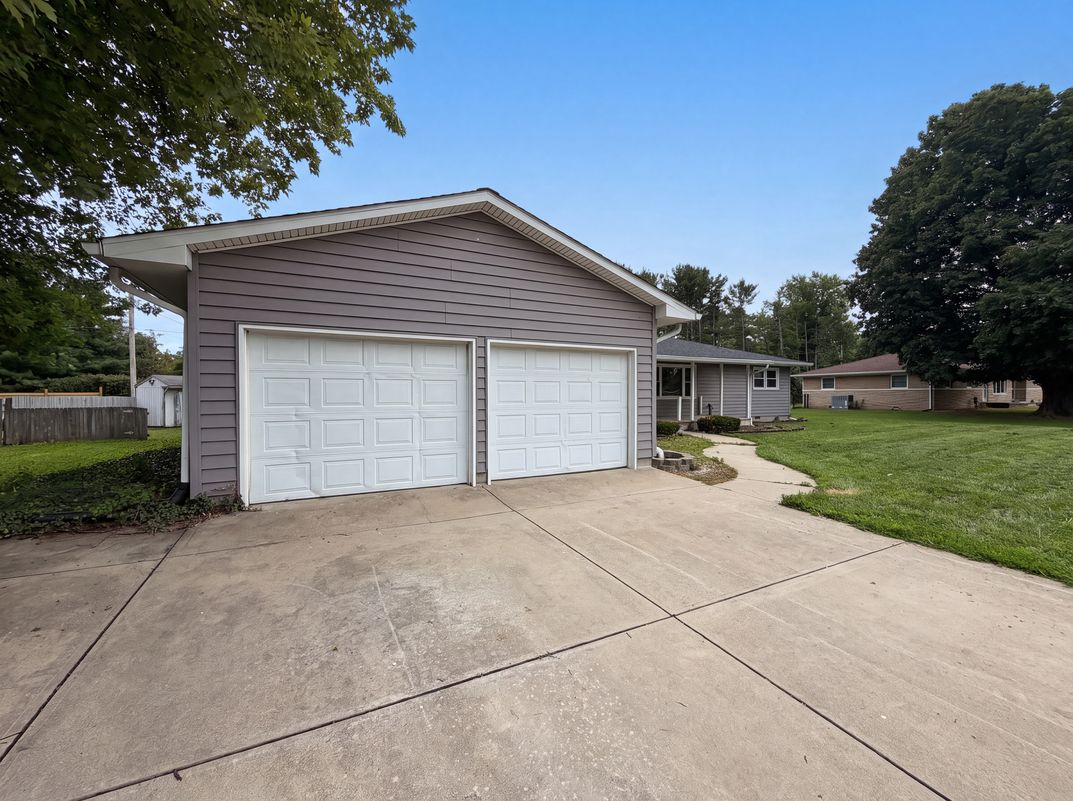 Photo 18 of 22 of 902 W Highland Dr, Shelbyville, IN