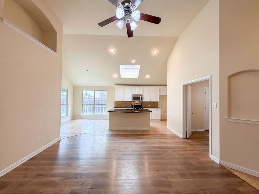 Photo 9 of 23 of 1124 Terrace View Dr, Fort Worth, TX