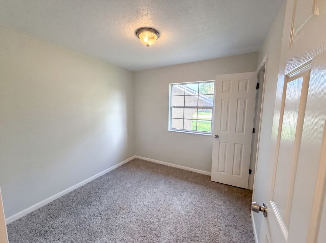 Photo 4 of 22 of 880 Fruitland Dr, Deltona, FL