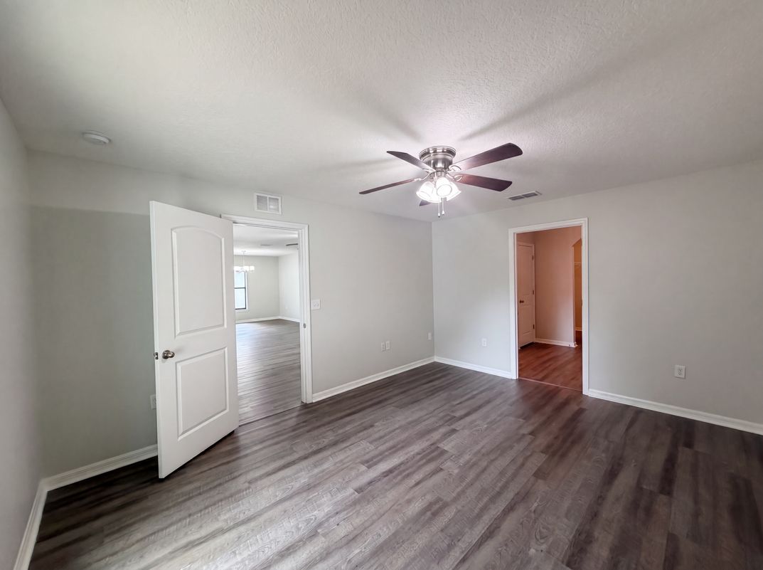 Photo 15 of 21 of 2440 Bracknell Forest Trl, Tavares, FL