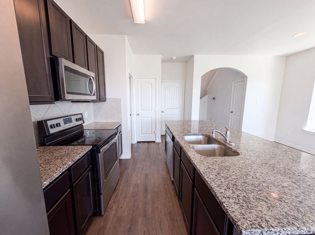 Photo 7 of 21 of 1713 Blue Jay Dr, Ennis, TX