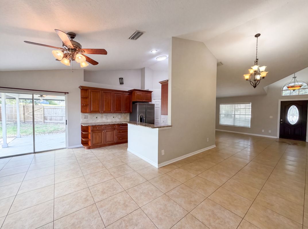 Photo 11 of 29 of 17802 Jefferson St, Oakland, FL