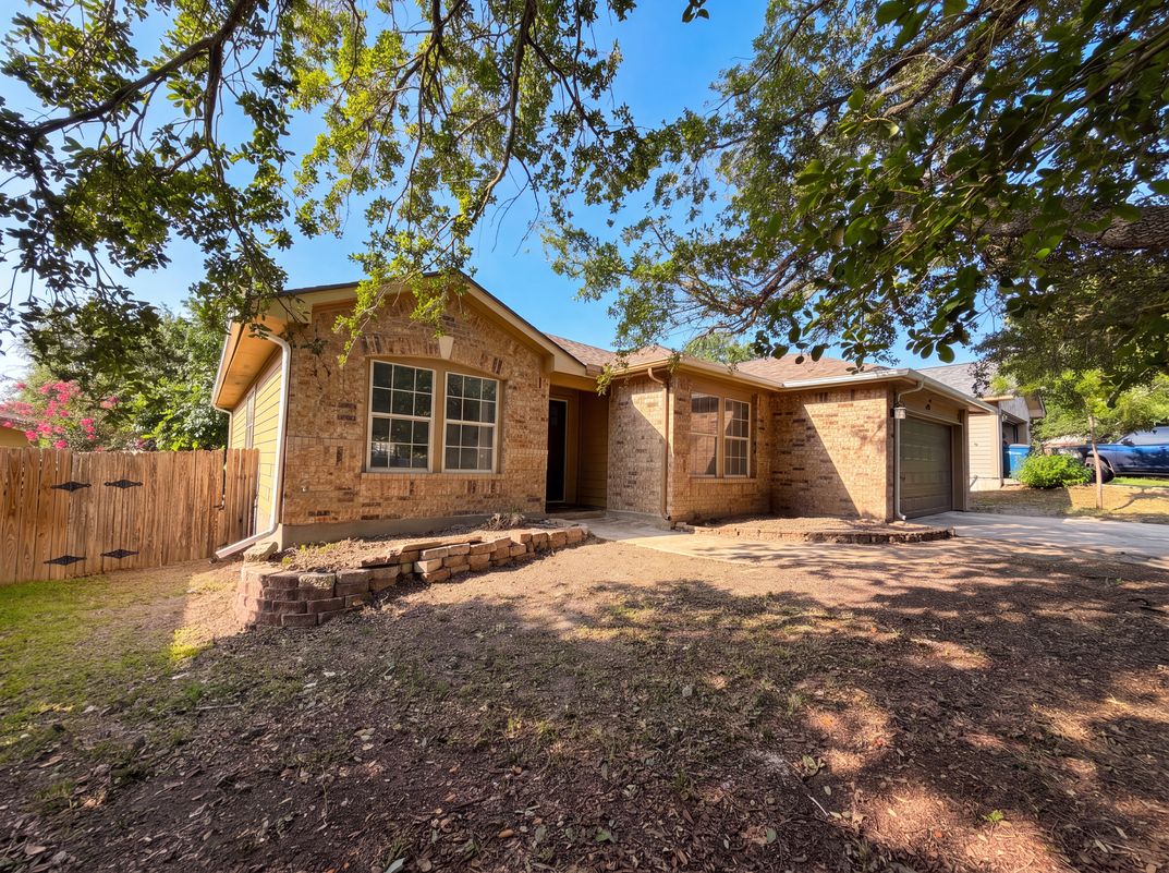 Photo 6 of 16 of 1620 Sunview Cir, New Braunfels, TX