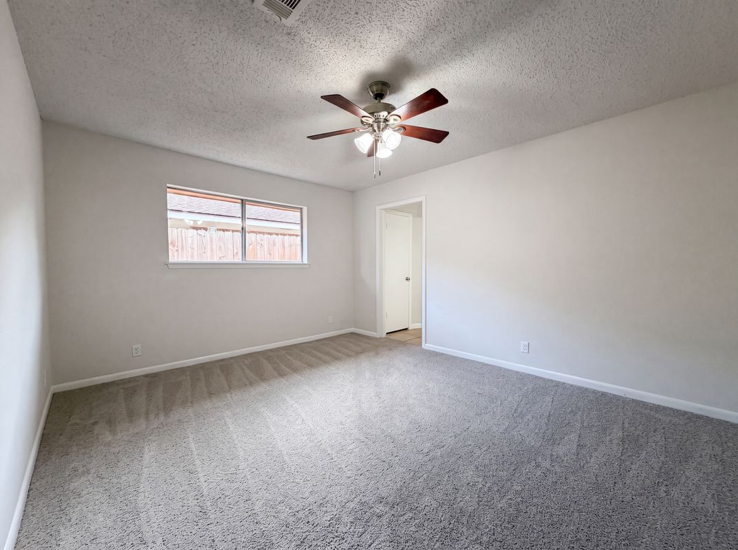 Photo 4 of 17 of 8 Sunnybrook St, Angleton, TX