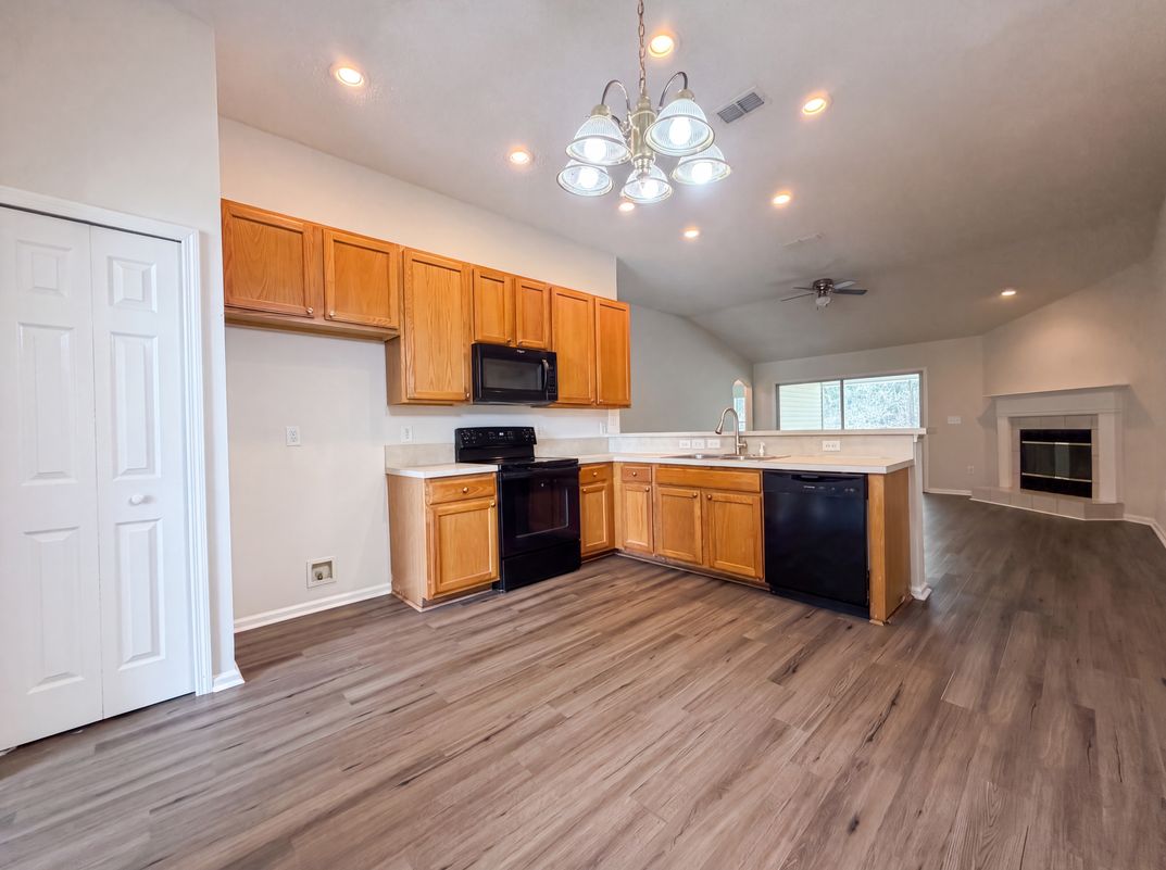 Photo 10 of 23 of 8436 Staplehurst Dr W, Jacksonville, FL