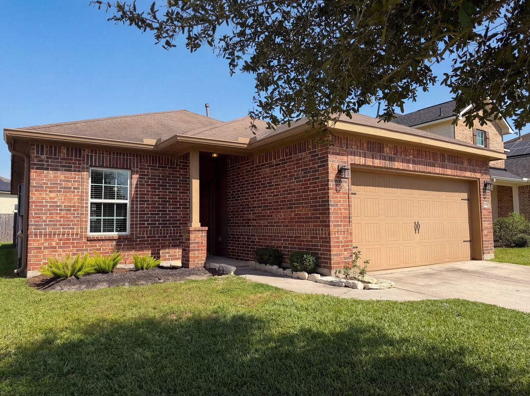 Photo 8 of 23 of 1038 Cash St, Alvin, TX