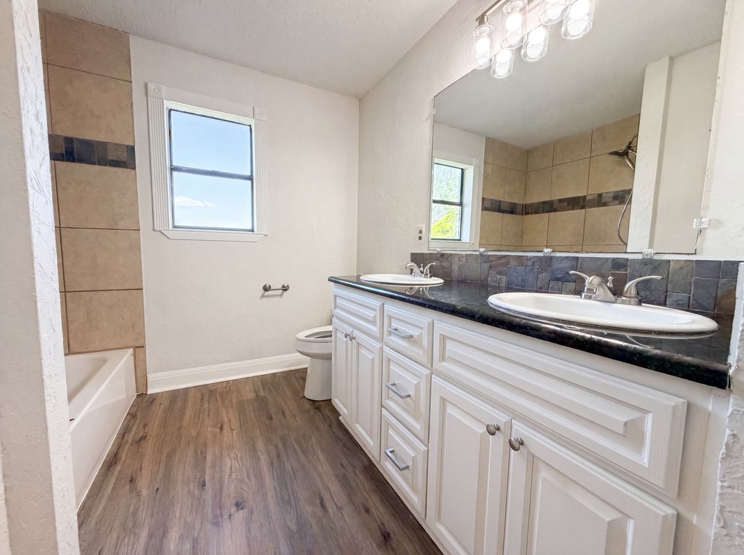 Photo 8 of 16 of 1308 Longhorn Dr, Floresville, TX