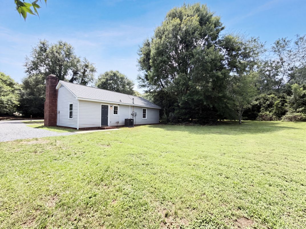 Photo 14 of 16 of 6912 Fieldlark Ln, Charlotte, NC