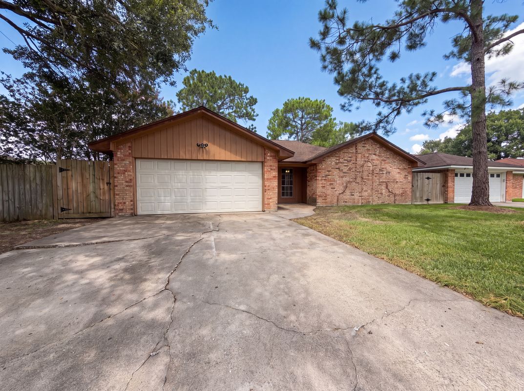 Photo 15 of 17 of 8 Sunnybrook St, Angleton, TX