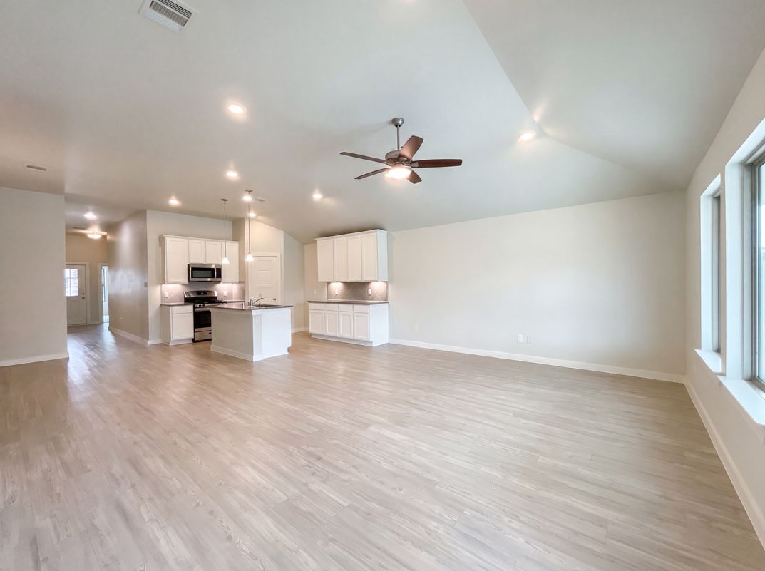 Photo 3 of 17 of 823 Deerhurst Ln, Magnolia, TX