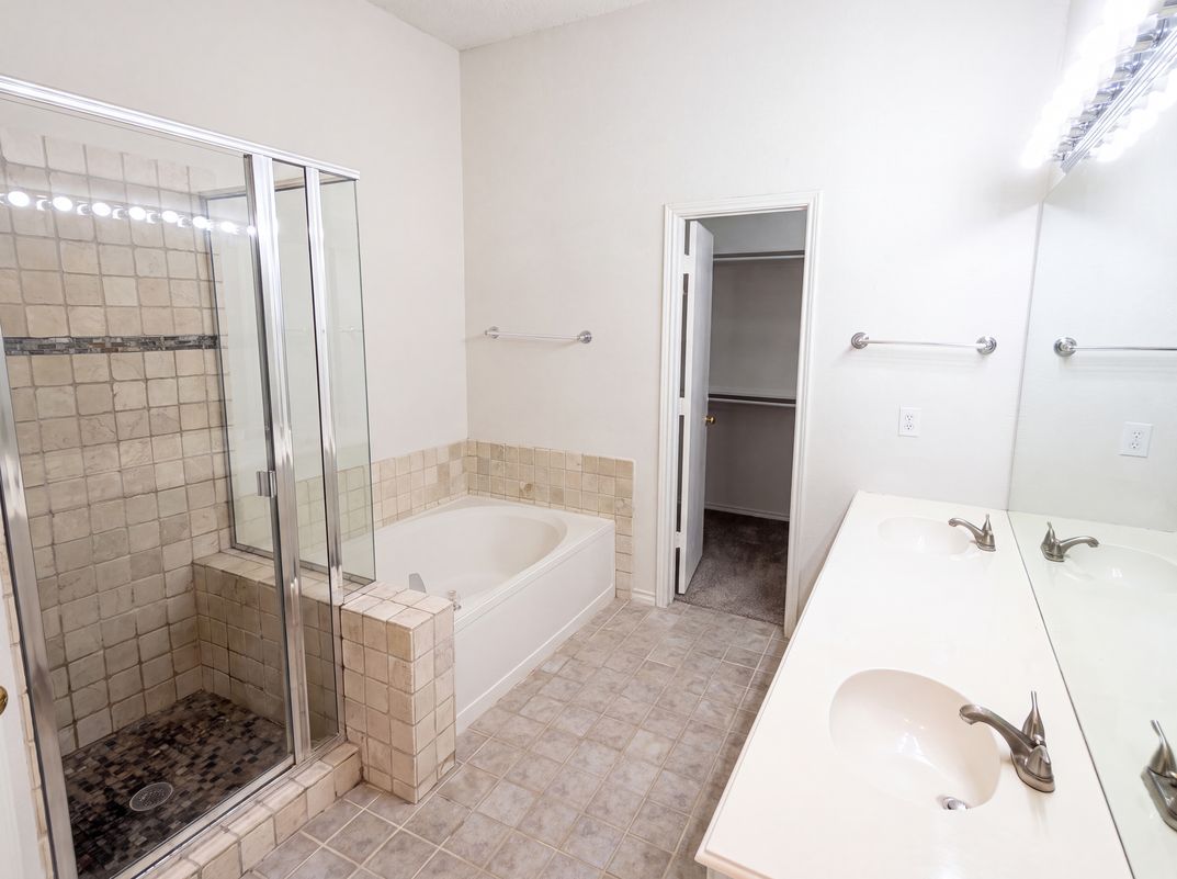 Photo 17 of 26 of 7008 Chateau Dr, Frisco, TX