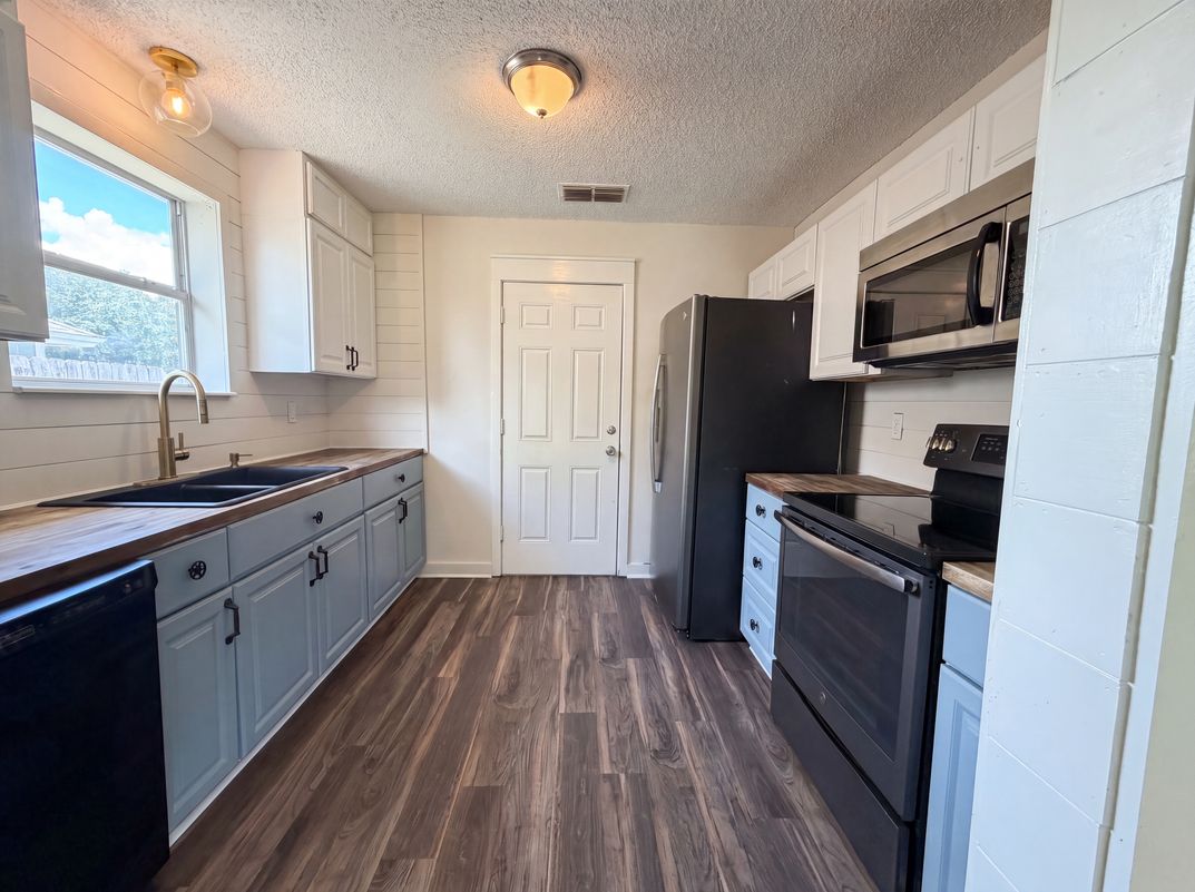 Photo 2 of 16 of 7957 Jacques Dr, Jacksonville, FL