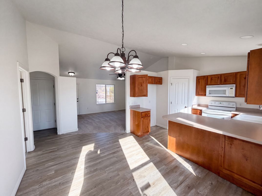 Photo 7 of 18 of 14273 S Heartstone Cir, Herriman, UT