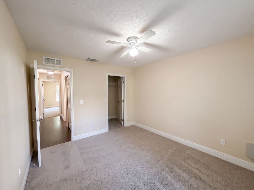 Photo 12 of 23 of 33137 Irongate Dr, Leesburg, FL