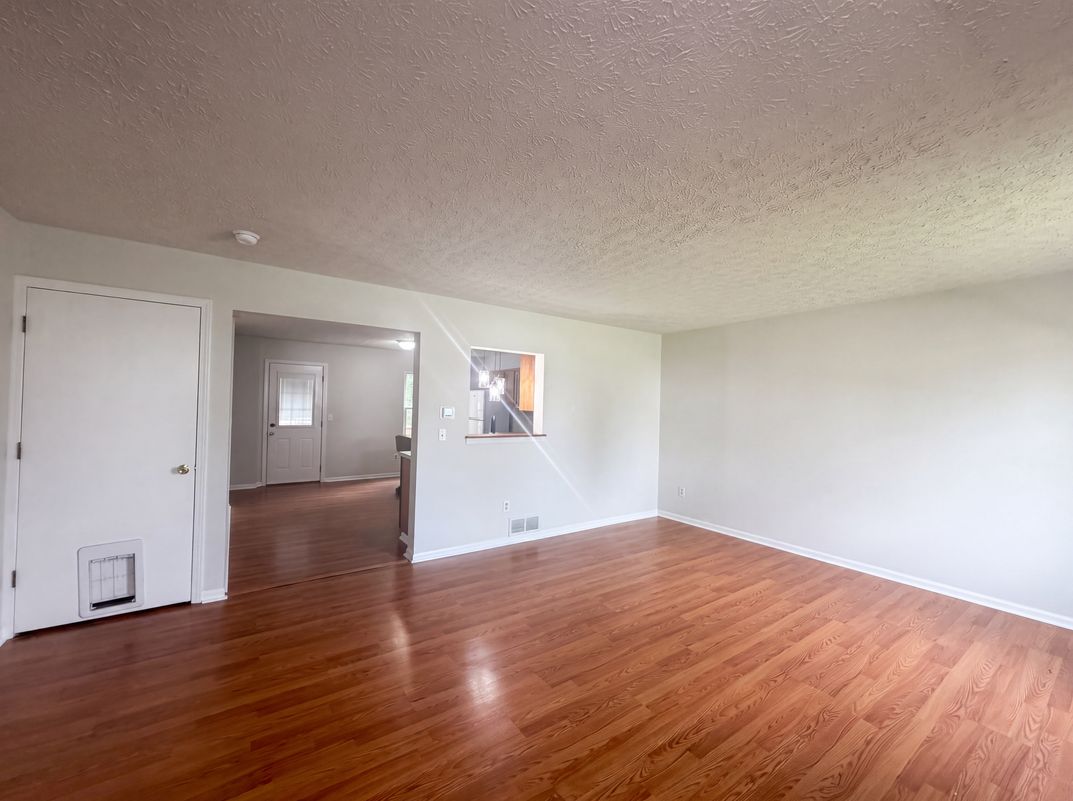 Photo 3 of 32 of 1618 Saddlebrook Dr, Heath, OH