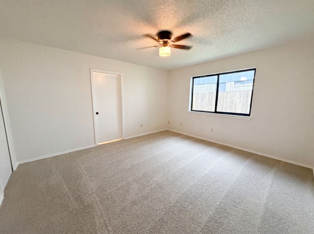 Photo 12 of 16 of 1319 Oak Run Dr, Duncanville, TX