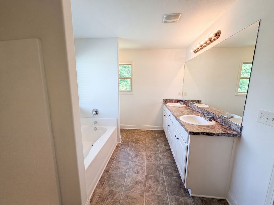 Photo 17 of 28 of 2721 Berkshire Dr, Winder, GA