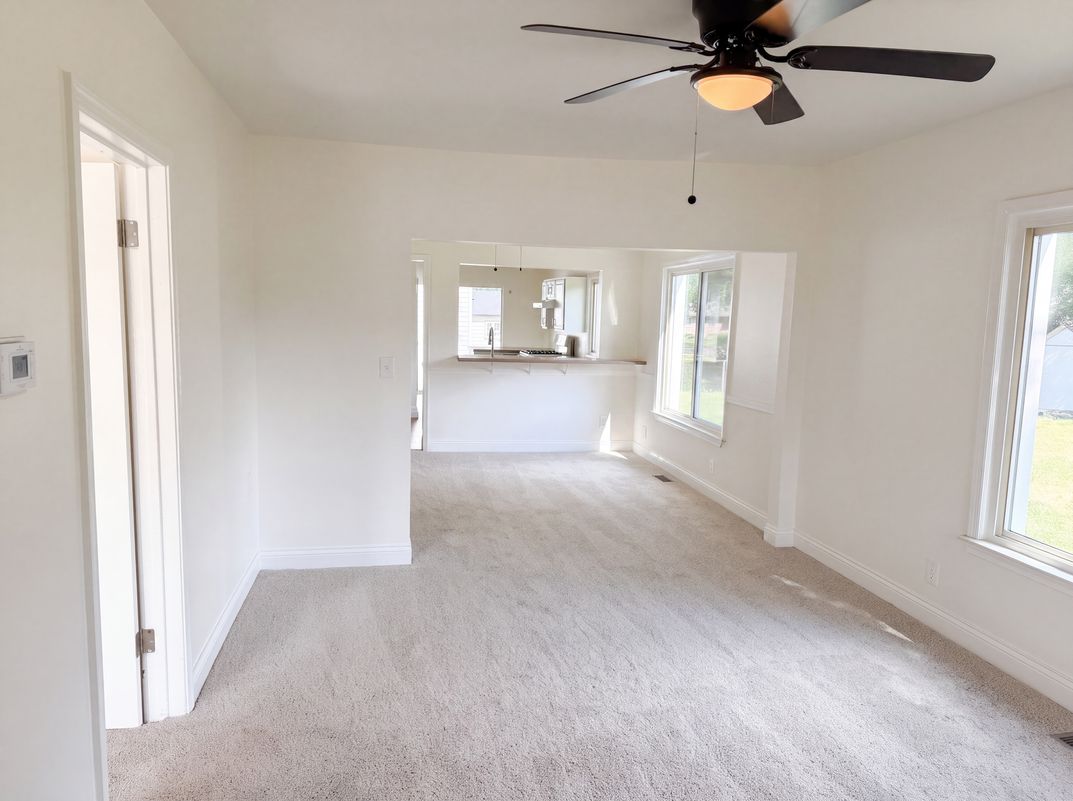 Photo 3 of 17 of 21420 Jefferson St, Farmington Hills, MI
