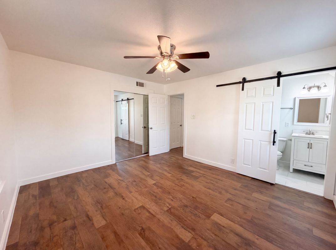 Photo 4 of 28 of 832 Central Dr, Bedford, TX