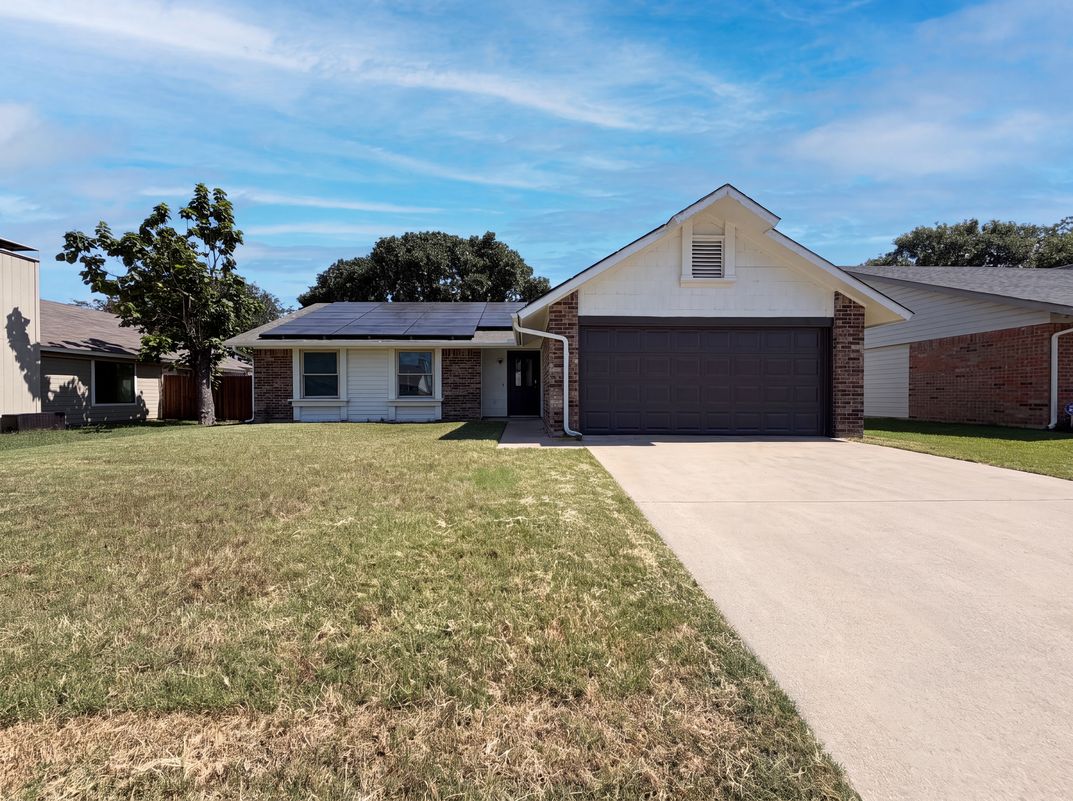Property photo 1 of 220 Creekwood Ln
