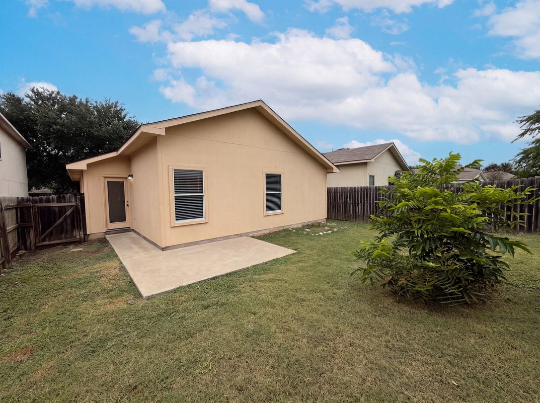 Photo 5 of 16 of 1076 Shadow Creek Blvd, Buda, TX