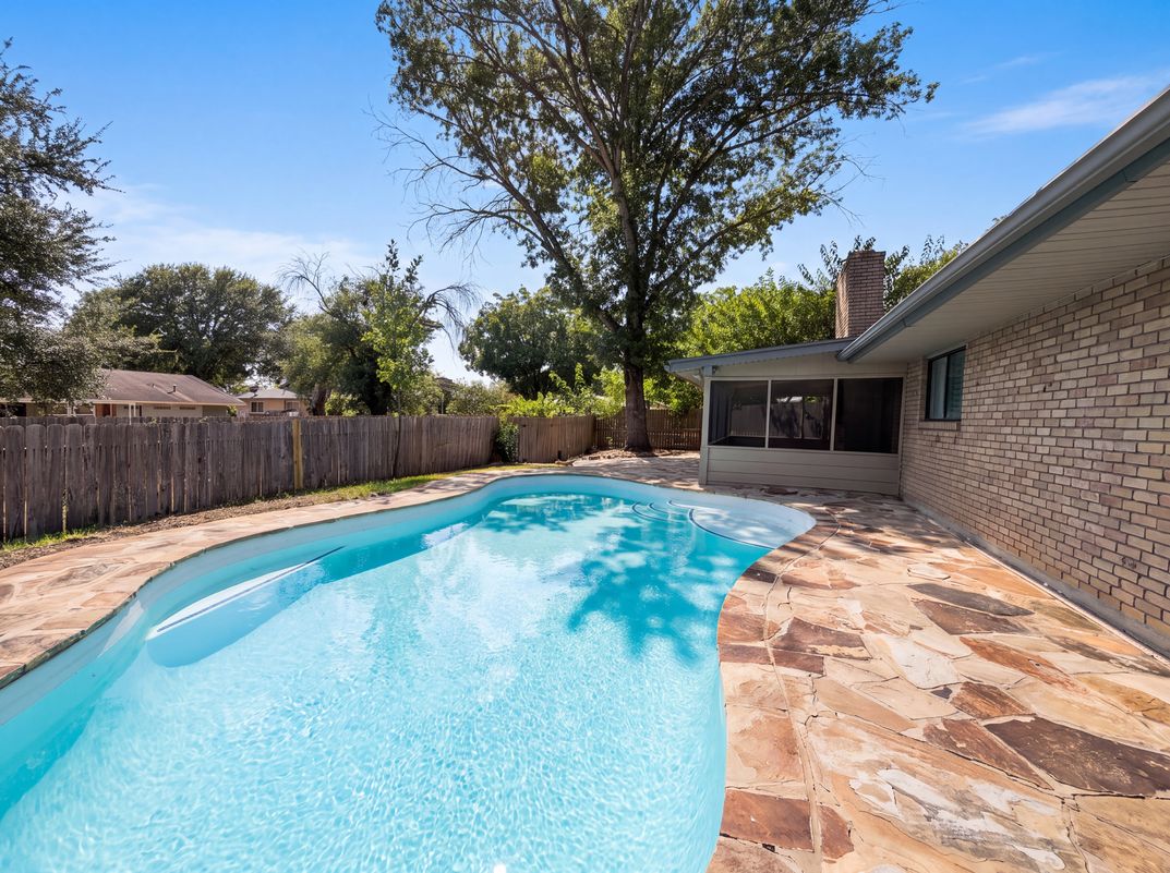 Photo 5 of 21 of 326 De Soto Dr, Universal City, TX