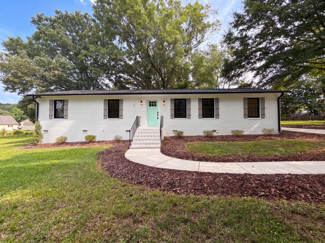 Property photo 1 of 141 Greenbriar Dr
