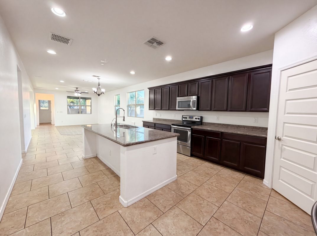 Property photo 2 of 112 E Bernie Ln
