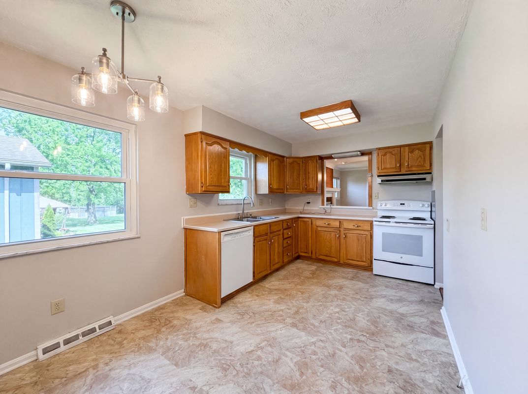 Property photo 2 of 2086 Resor Rd