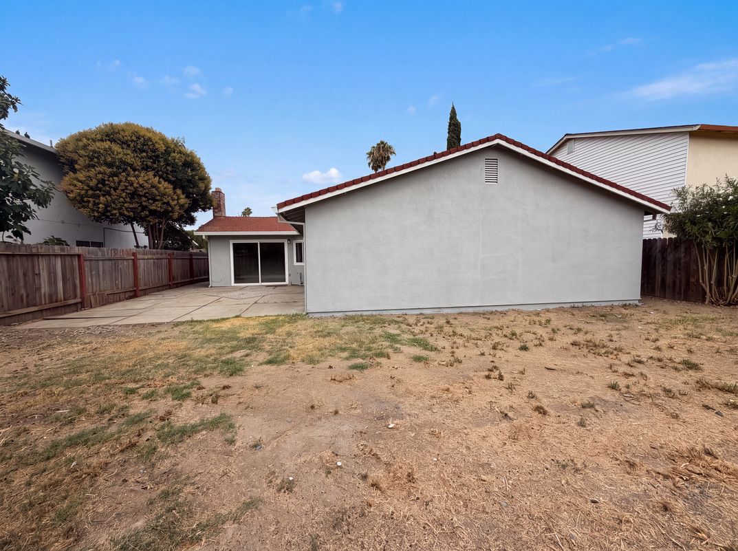 Photo 2 of 25 of 7804 McClintock Way, Sacramento, CA