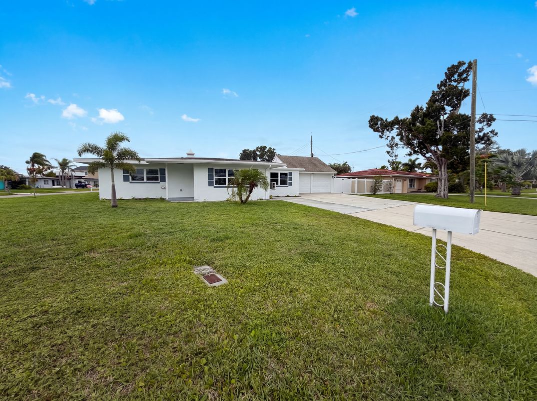 Property photo 1 of 567 Baywood Dr N