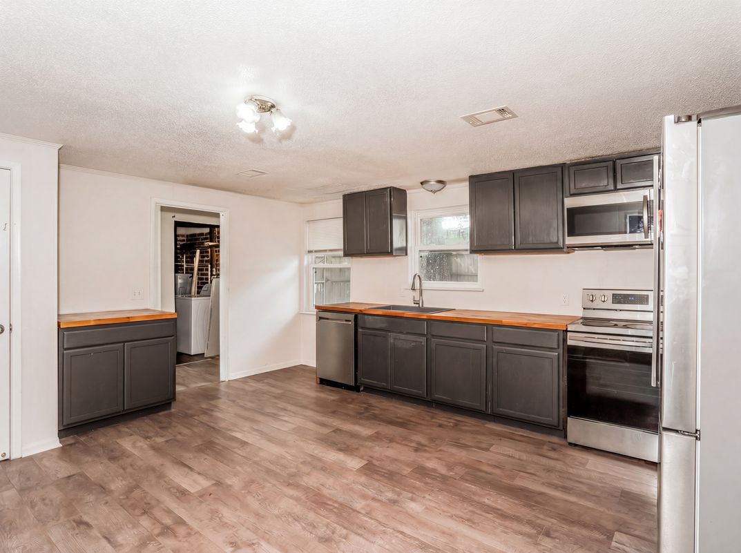 Photo 7 of 41 of 733 Sutton St, Jesup, GA