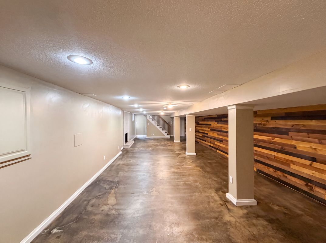 Photo 13 of 23 of 4321 NW Briarcliff Ln, Kansas City, MO