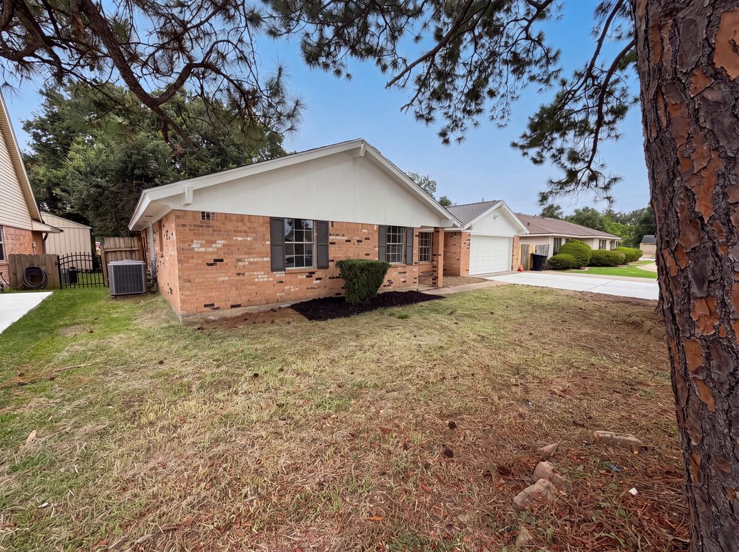 Photo 18 of 21 of 912 S 23rd St, Nederland, TX